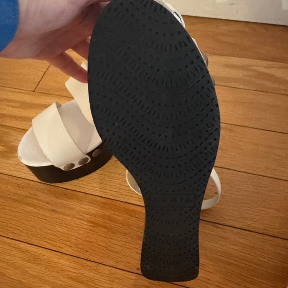 Alaia Stylish White Platform Sandals - Picture 5 of 6